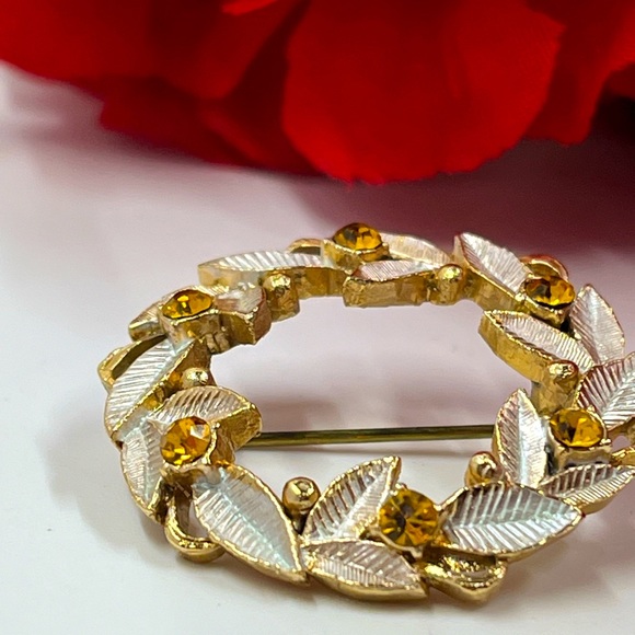 Cute and Minimalist Micro Wreath Brooch with Crystal Accents - Picture 2 of 5